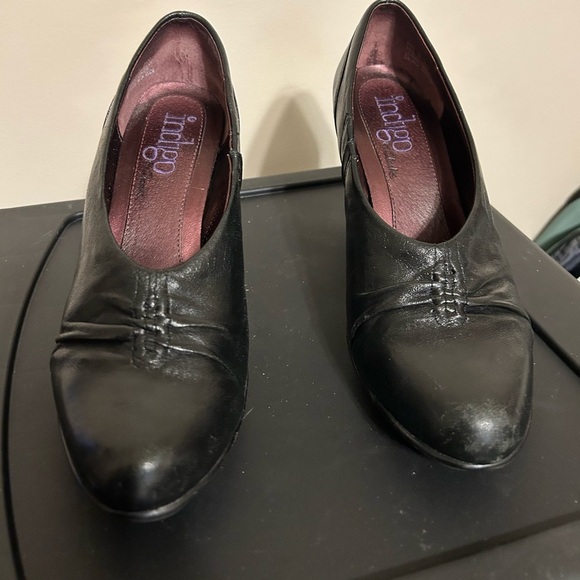 Clarks- Black 7 Medium Ladies Indigo Leather Slip on Bootie / Pump / Heels - Picture 2 of 6